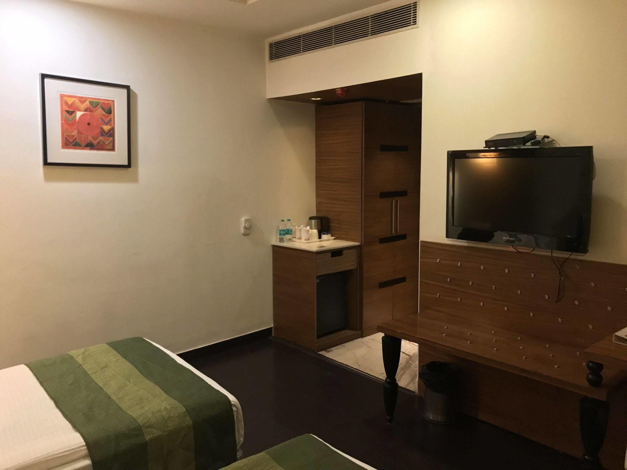 Hotel Ivory 32 Нью-Дели Экстерьер фото